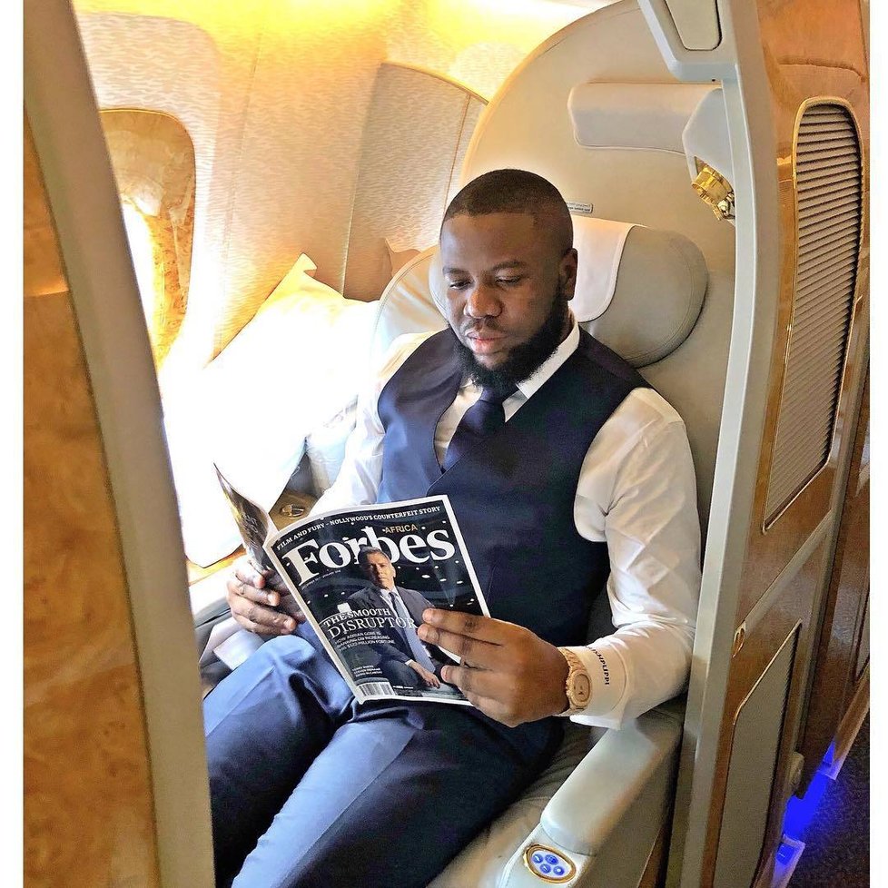 Nigerijský influencer Hushpuppi alias Raymond Abbas je obviněn z podvodu za 10 miliard korun.