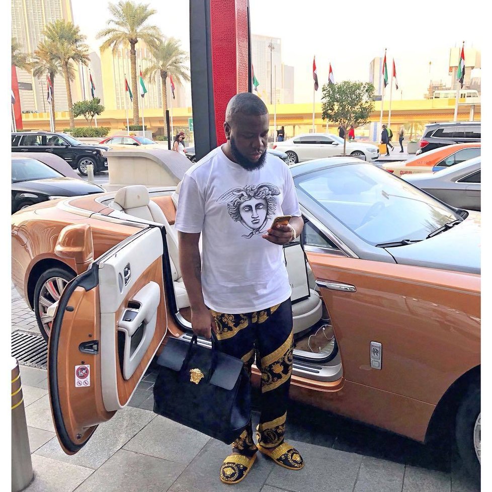 Nigerijský influencer Hushpuppi alias Raymond Abbas je obviněn z podvodu za 10 miliard korun.