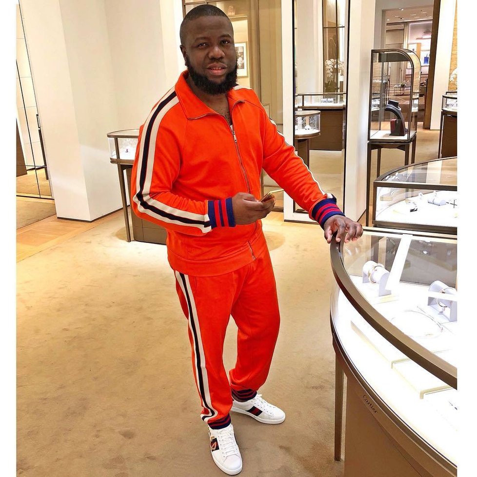 Nigerijský influencer Hushpuppi alias Raymond Abbas je obviněn z podvodu za 10 miliard korun.