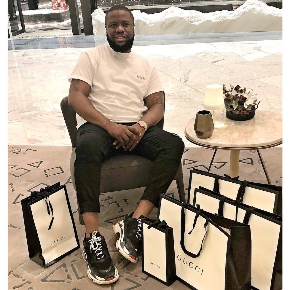 Nigerijský influencer Hushpuppi alias Raymond Abbas je obviněn z podvodu za 10 miliard korun.