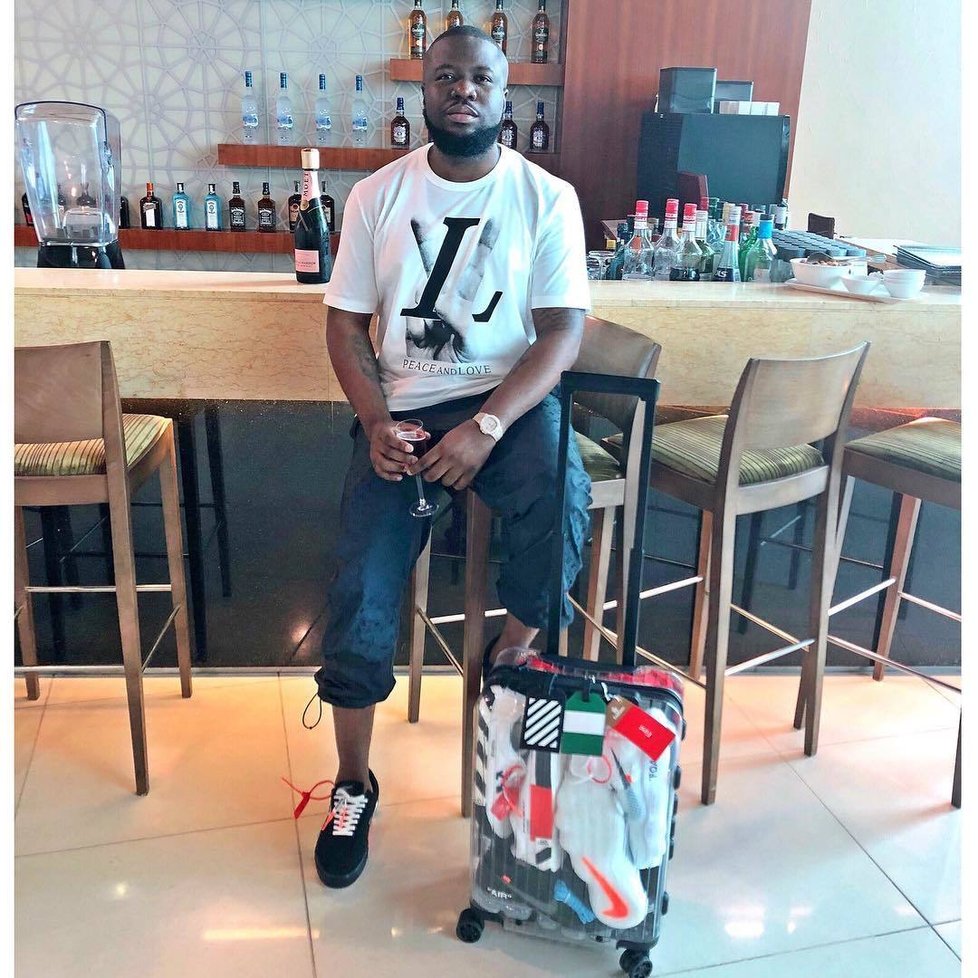 Nigerijský influencer Hushpuppi alias Raymond Abbas je obviněn z podvodu za 10 miliard korun.