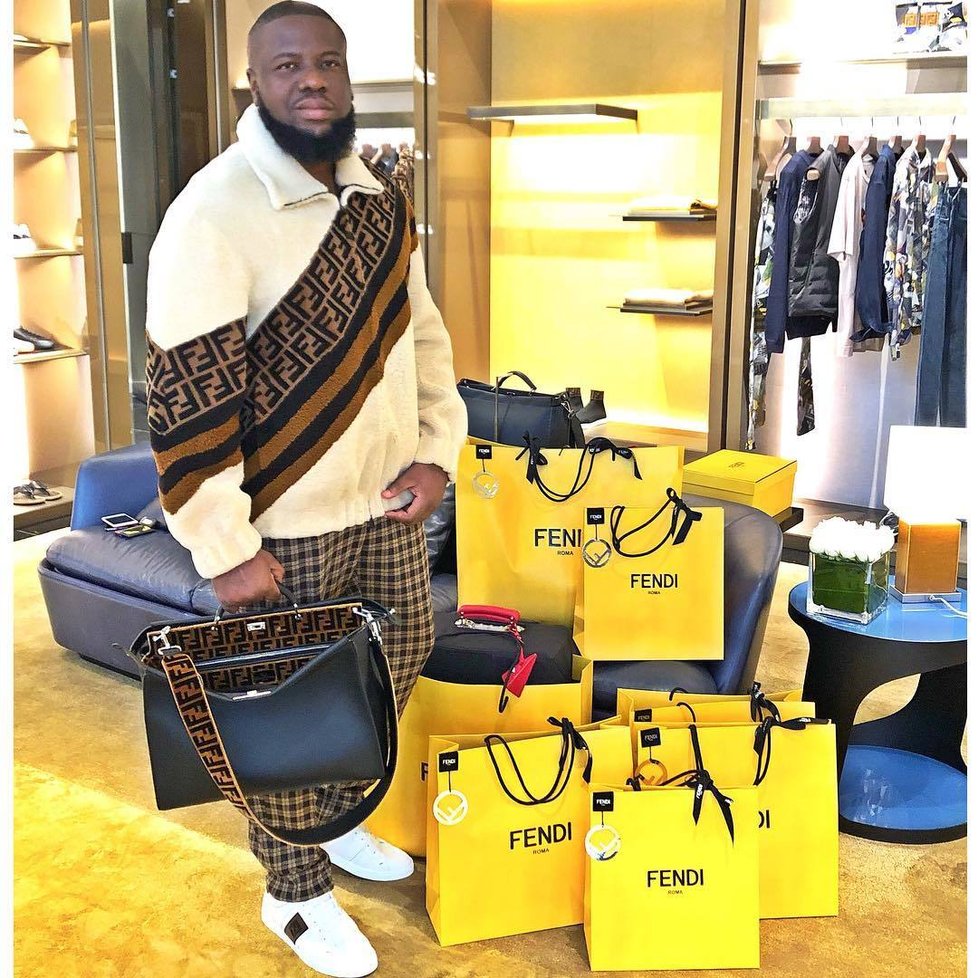 Nigerijský influencer Hushpuppi alias Raymond Abbas je obviněn z podvodu za 10 miliard korun.