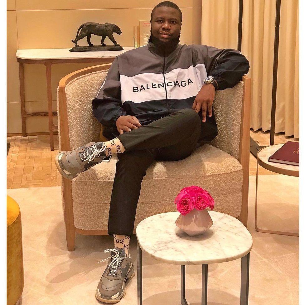 Nigerijec Raymond Abbas alias Hushpuppi je obviněn z podvodu v přepočtu za 10 miliard korun.