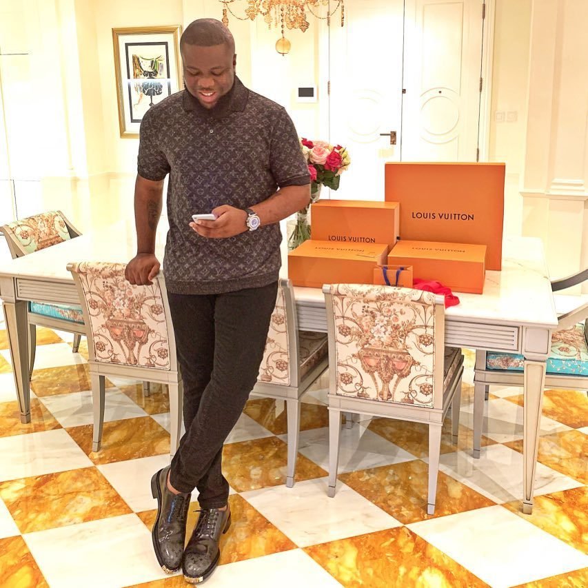 Nigerijský influencer Hushpuppi alias Raymond Abbas je obviněn z podvodu za 10 miliard korun.