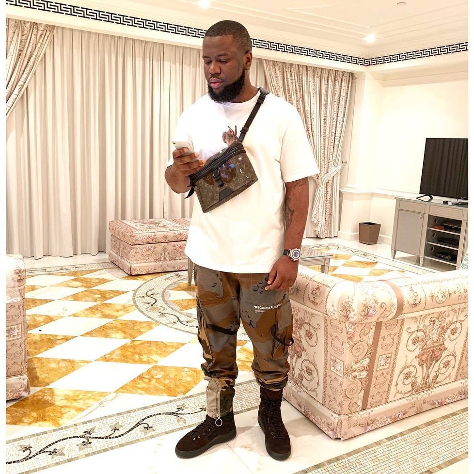 Nigerijec Raymond Abbas alias Hushpuppi je obviněn z podvodu v přepočtu za 10 miliard korun.