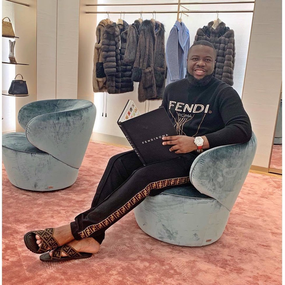 Nigerijec Raymond Abbas alias Hushpuppi je obviněn z podvodu v přepočtu za 10 miliard korun.