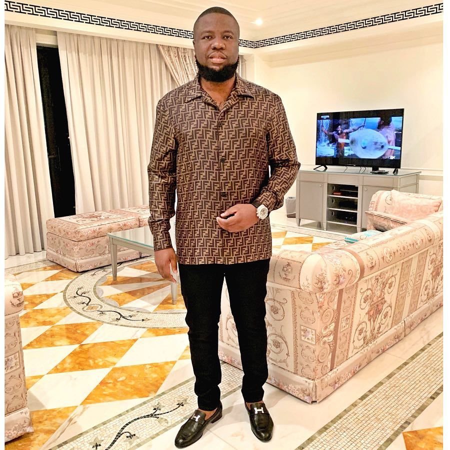 Nigerijský influencer Hushpuppi alias Raymond Abbas je obviněn z podvodu za 10 miliard korun.