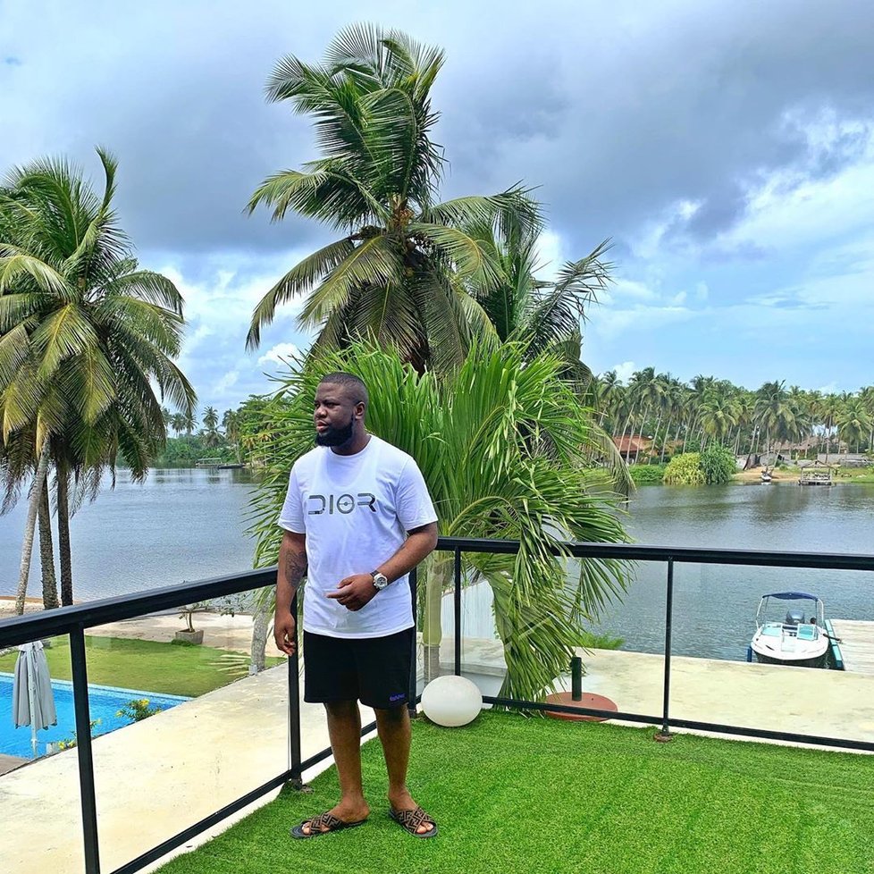 Nigerijský influencer Hushpuppi alias Raymond Abbas je obviněn z podvodu za 10 miliard korun.