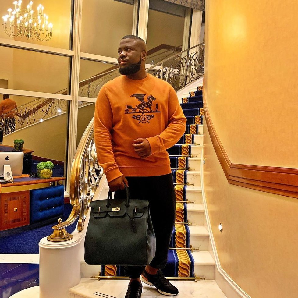 Nigerijec Raymond Abbas alias Hushpuppi je obviněn z podvodu v přepočtu za 10 miliard korun.