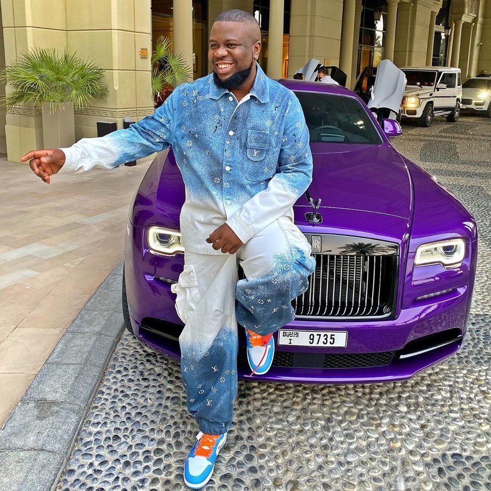 Nigerijec Raymond Abbas alias Hushpuppi je obviněn z podvodu v přepočtu za 10 miliard korun.