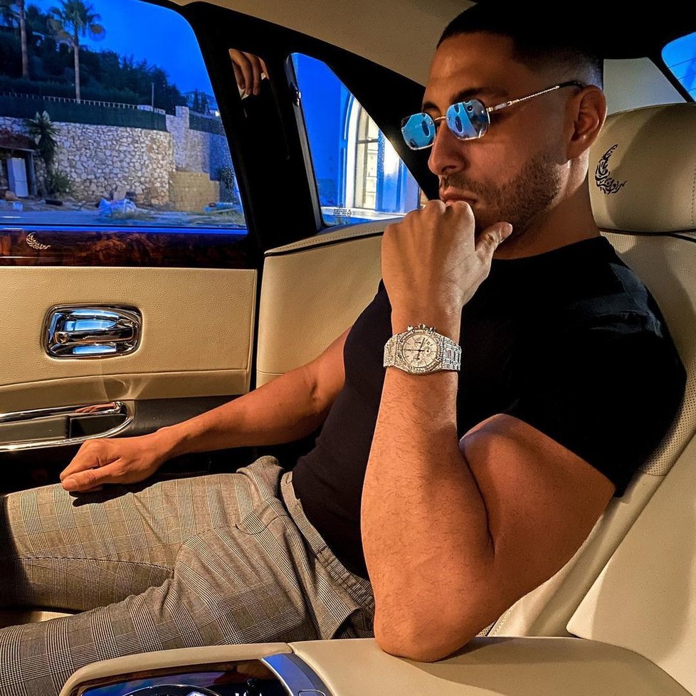 Instagramer Asam Ashmawi vypadal ve svém luxusním autě v Puerto Banús naprosto v pohodě.