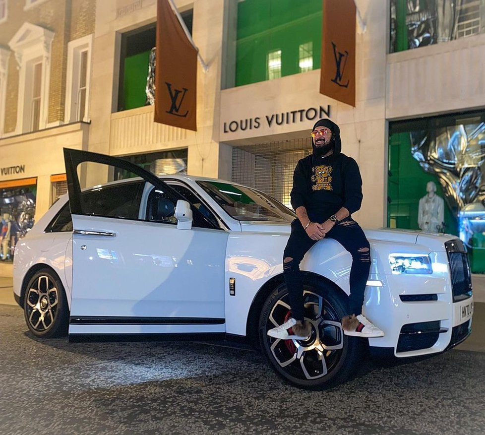 Noční výlet na Bond Street s instagramovým influencerem Indy Singhem, který svůj čas dělí mezi Dubaj, Marbellu a Londýn.