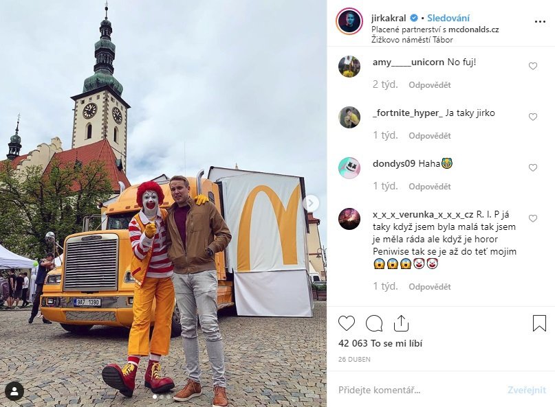 Reklama na instagramu Jirky Krále je správně označená nahoře, ale chybí zmínka v textu, že dostal od firmy zaplaceno