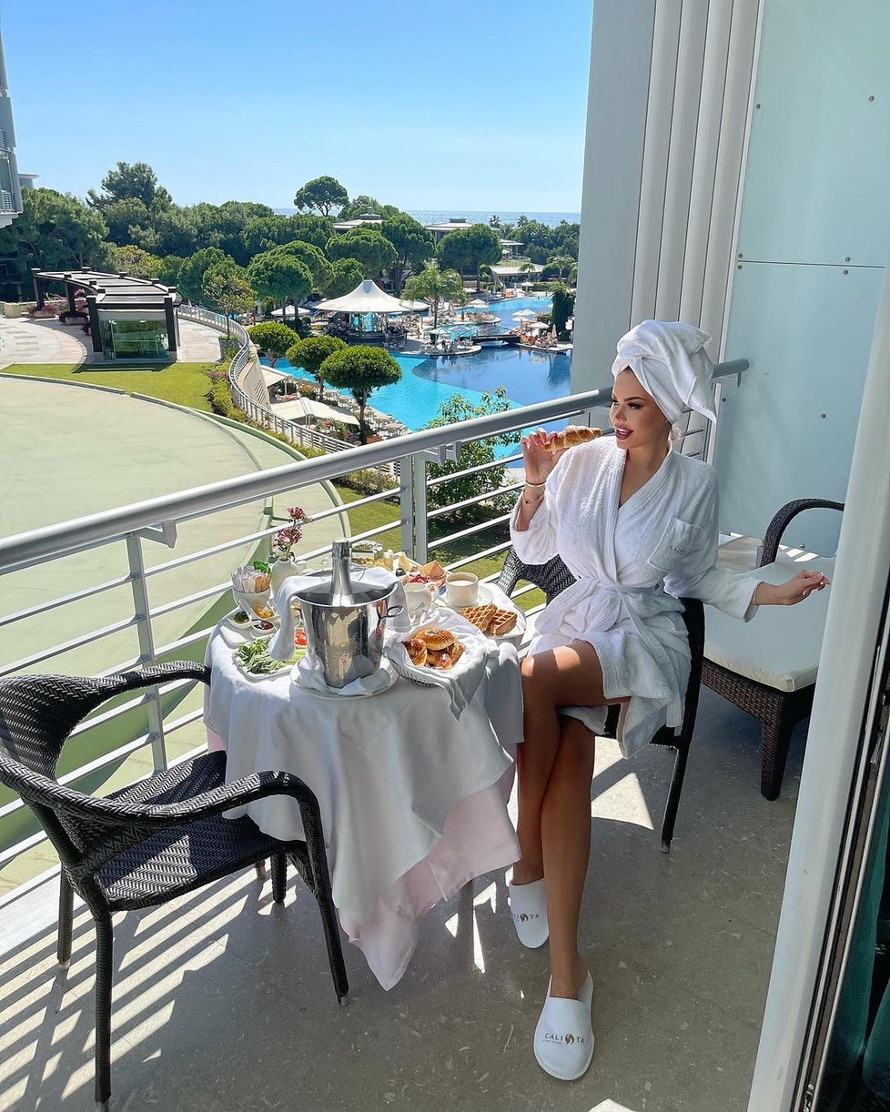 Módní návrhářka Daria Radionova, která tráví čas mezi Londýnem a Monakem, si dopřává snídani s výhledem, když v luxusním letovisku v Turecku obdivuje koláčky.