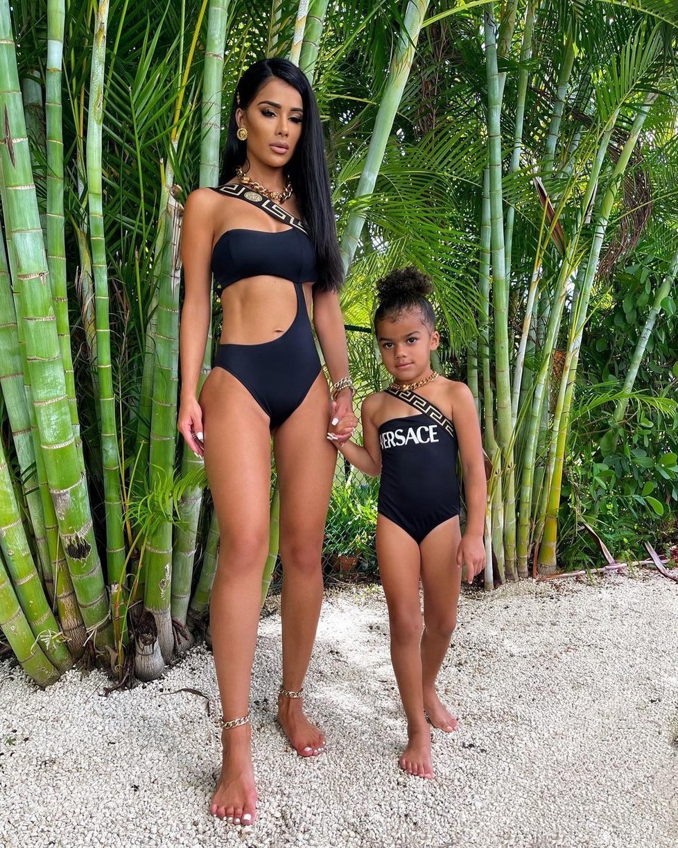 Gabby z New Yorku dbá na to, aby vše bylo v souladu se značkou, když si užívá rodinnou dovolenou v Miami se svou malou dcerkou - ve stejných plavkách Versace.