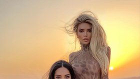 Hvězdy Instagramu každodenní problémy nezažívají. Influencerka Katya pózuje v trikotu, když obdivuje výhledy na pouštním safari v Dubaji.