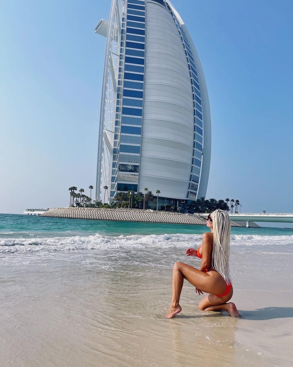 Influencerka Elena se rozhodla vyrazit na Burdž v Dubaji, když obdivovala výhled během sluncem zalité luxusní dovolené.