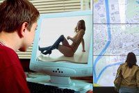 Místo cyklostezek pustili v hradeckém infocentru porno. Na 1,5metrovém panelu
