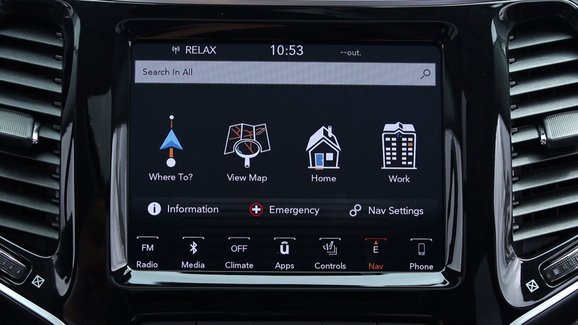 Video: Jeep Uconnect je rychlý a umí toho hodně. Jen ta grafika