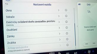 Občas je třeba zabrousit do menu a mačkat virtuální tlačítka třeba jen kvůli stěračům nebo topení Občas je třeba zabrousit do menu a mačkat virtuální tlačítka třeba jen kvůli stěračům nebo topení