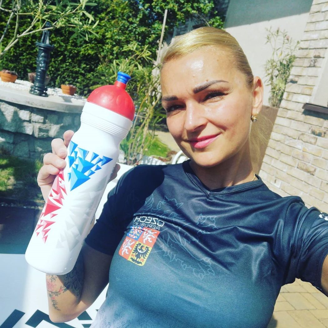 Inge Galiová pracuje jako trenérka fitness. Specializuje se na fitbox a flowin