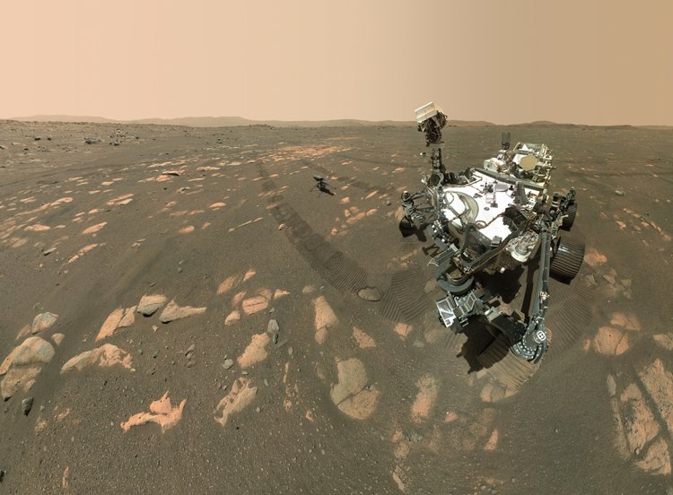 Rover Perserverance a vrtulník Ingenuity v kráteru Jezero na Marsu