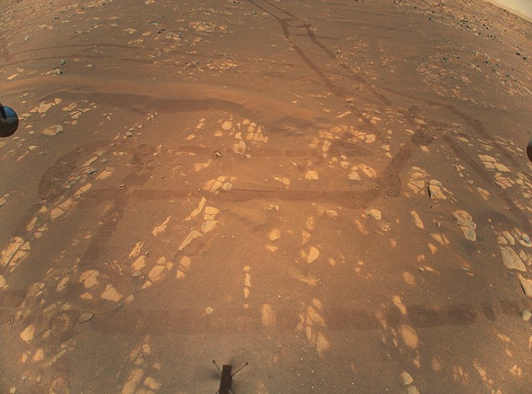 První záběry povrchu Marsu z vrtulníku Ingenuity