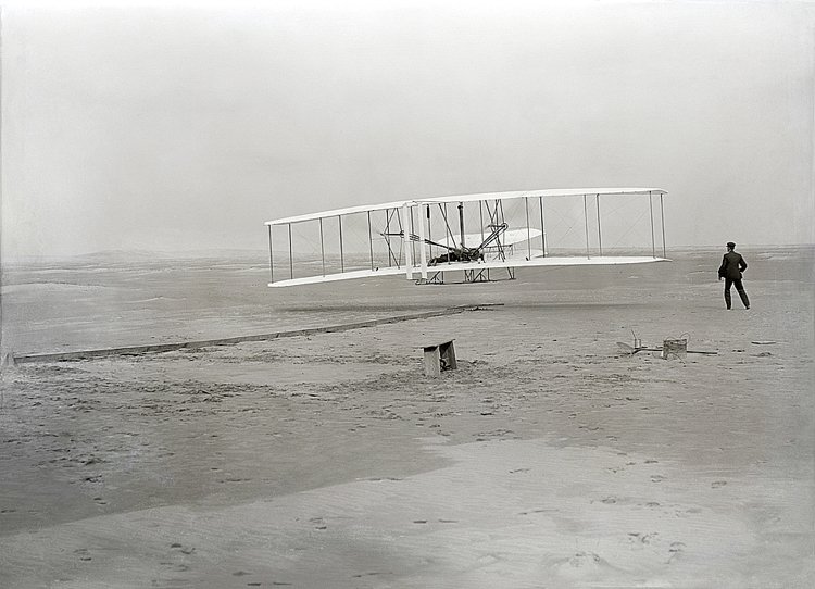 Letadlo bratří Wrightů roku 1903, jeho malá část je nyní na Marsu