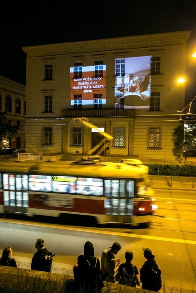 Svérázný protest proti bytové politice vedení města uspořádala iniciativa Za-bydlení. Promítala na magistrátní budovu porno natočené v pronajatém městském bytě.