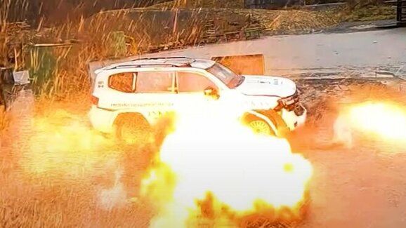 Nezničitelná Toyota Land Cruiser je ještě nezničitelnější: Odolá obřím explozím!