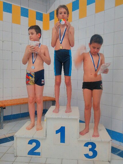 V plaveckých závodech žáků speciálních škol Láďa vyhrál před dvěma měsíci první místo.
