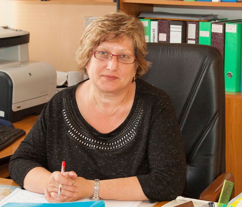 PaedDr. Věra Kozohorská pracuje 31 let ve školách pro žáky s lehkým mentálním postižením, z toho 20 let jako zástupkyně ředitele, 6 let je ředitelkou školy.