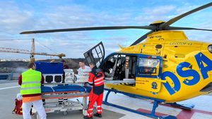 Pro zraněnou přiletěl modro-žlutý záchranářský vrtulník. Zase mi cpete Ukrajinu, odmítla žena převoz a zemřela
