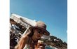Ester Berdychová (24), modelka a manželka Tomáše Berdycha (31) Manžel se potí na kurtu, Ester zase pod žhavým sluncem. Na Instagramu se pochlubila odpolední siestou, rozruch spíš vzbudila vypracovanými břišáky v titěrných plavkách.