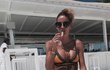 Tereza Barošová (31), manželka Milana Baroše (35) Hlavně stylově! Opálená Tereza luxusní plavky doplnila skleničkou bublinek. Pitný režim se holt v parném létě musí dodržovat...