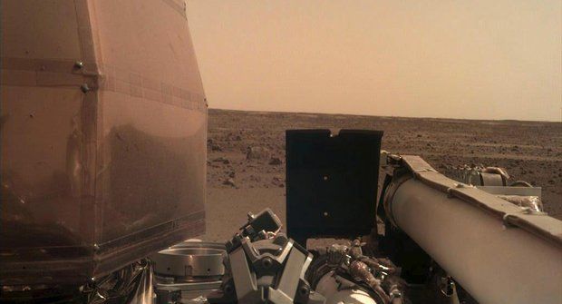 Nový obyvatel Marsu: Laboratoř InSight bezpečně přistála na Rudé planetě!