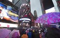 Na Times Square v New Yorku sledují lidé přenos z velínu NASA během přistávání InSight
