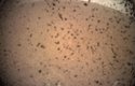 První fotografie Marsu z kamery se zaprášeným ochranným krytem