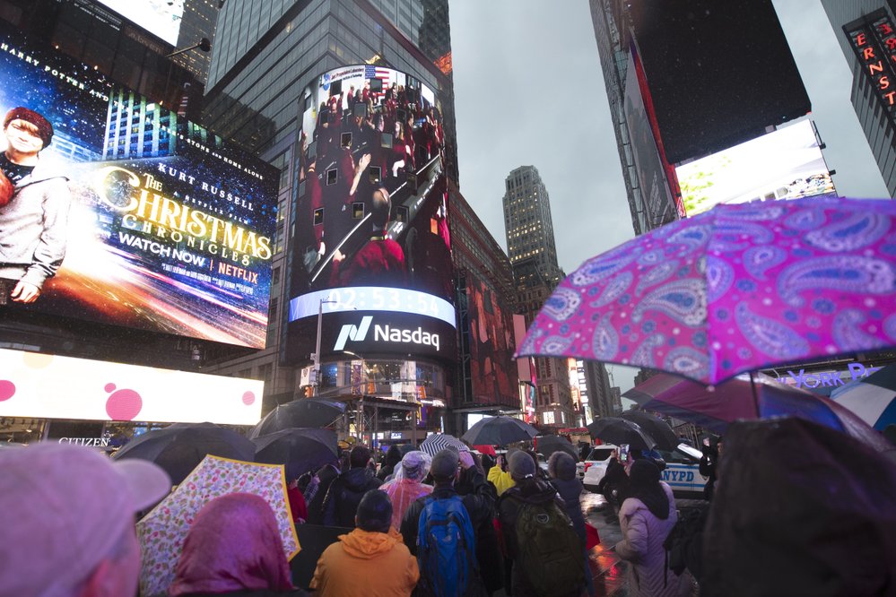 Na Times Square v New Yorku sledují lidé přenos z velínu NASA během přistávání InSight