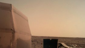 Sonda InSight na Marsu otevřela solární panely (27.11.2018)