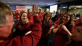 Sonda InSight přistála na Marsu, pracovníci NASA se radují (26.11.2018)