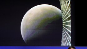 Sonda InSight přistála na Marsu, pracovníci NASA se radují (26.11.2018)