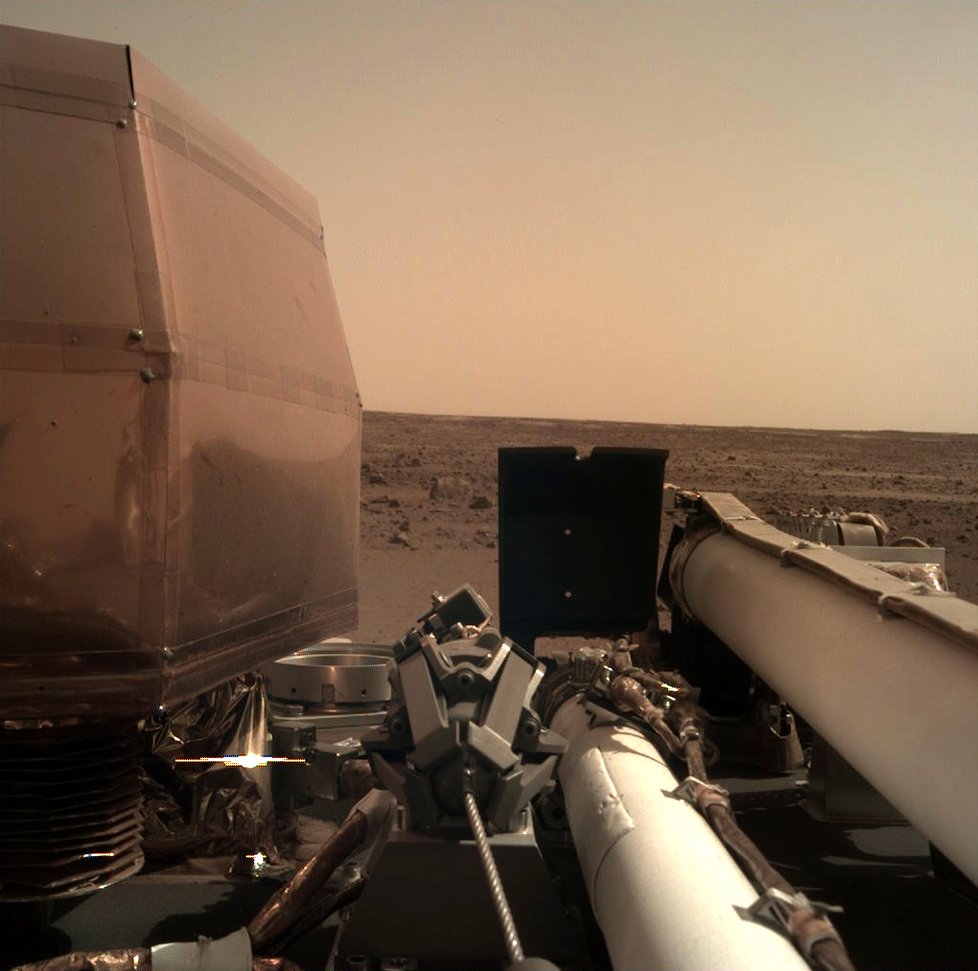 Sonda InSight na Marsu otevřela solární panely (27.11.2018).