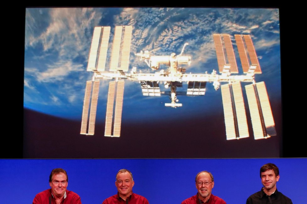 Sonda InSight přistála na Marsu, pracovníci NASA se radují (26. 11. 2018).