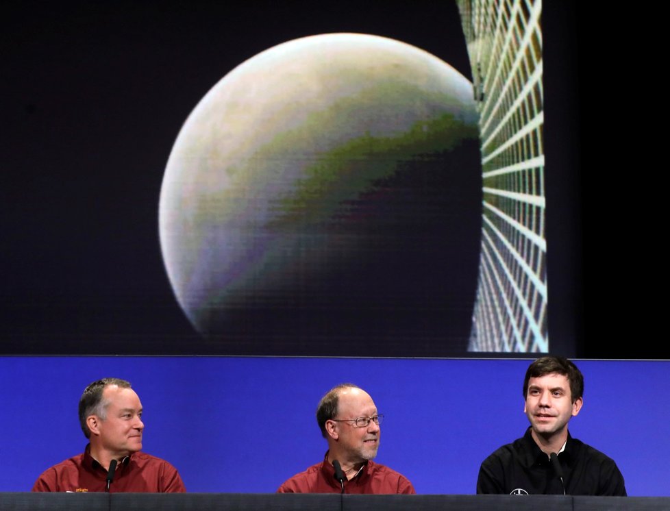 Sonda InSight přistála na Marsu, pracovníci NASA se radují (26.11.2018).