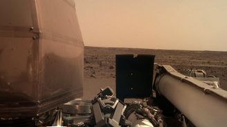 Sonda InSight po úspěšném přistání na Marsu otevřela své solární panely  