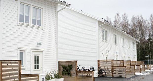Prostorný a světlý mezonetový byt se nachází v nově postavené řadovce v tradičním severském stylu.