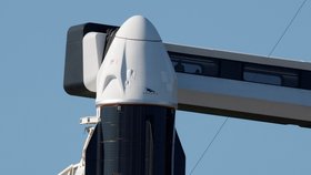 Crew Dragon na raketě Falcon 9.