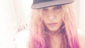 Madonna a její nové růžové vlasy