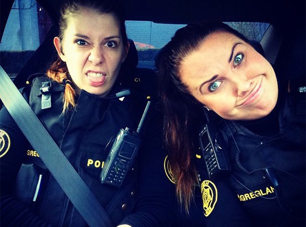 Šklebící se policistky z Islandu.